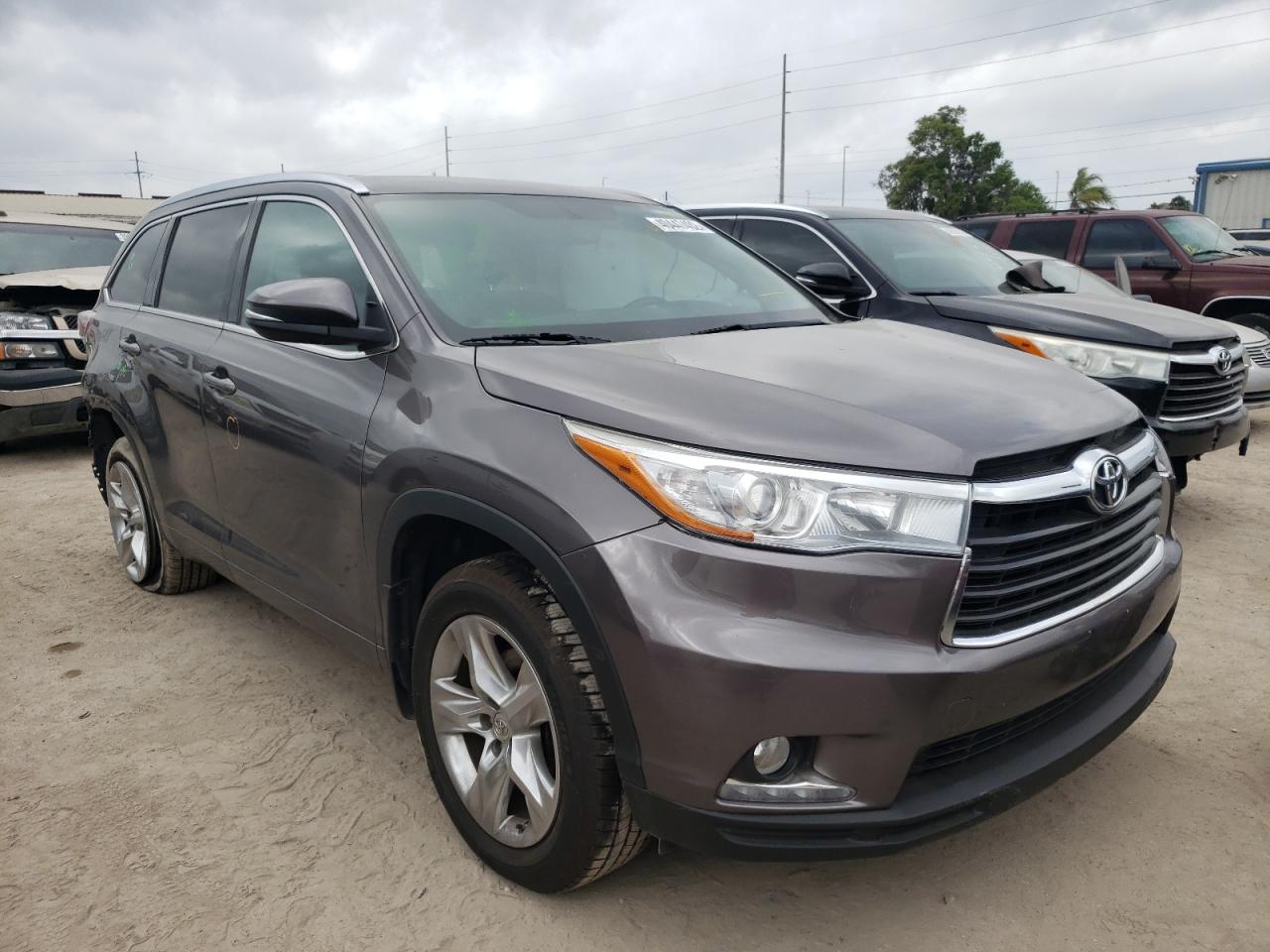 TOYOTA HIGHLANDER 2015 with VIN 5TDDKRFH2FS217634 - Photo from auction