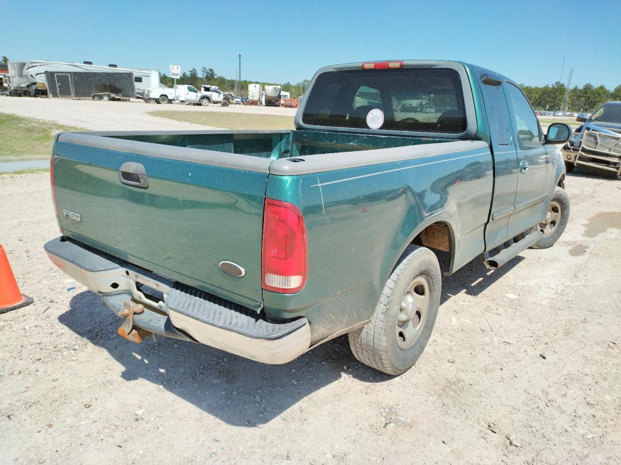 Photo 4 from auction – 2000 FORD F150 with VIN 1FTRX17W9YKA81681
