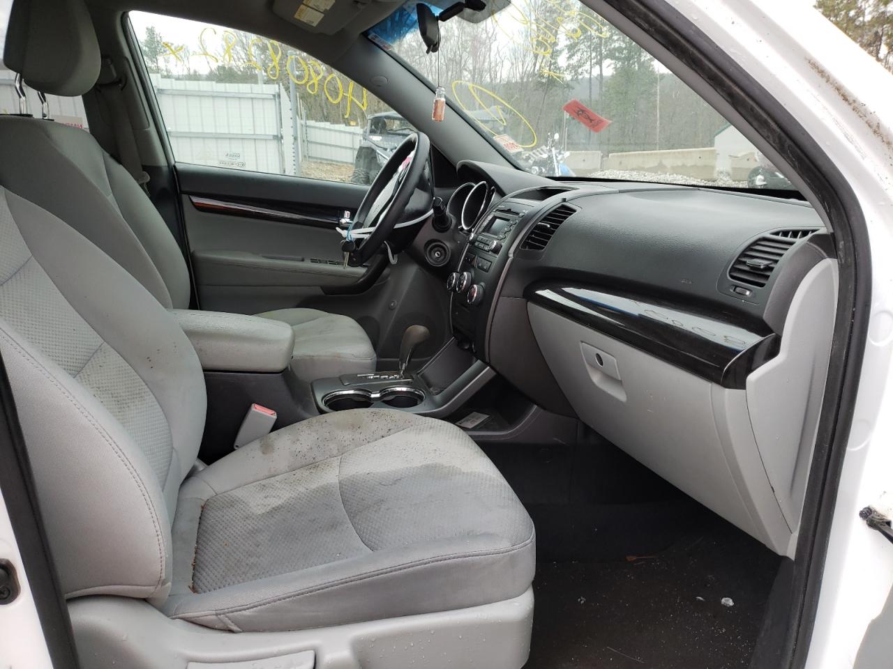 Photo 5 from auction – 2011 KIA SORENTO with VIN 5XYKT3A10BG009903