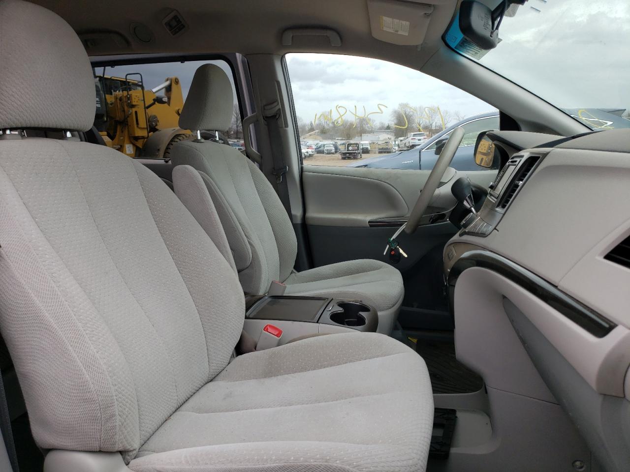 Photo 5 from auction – 2014 TOYOTA SIENNA LE with VIN 5TDKK3DC7ES503506