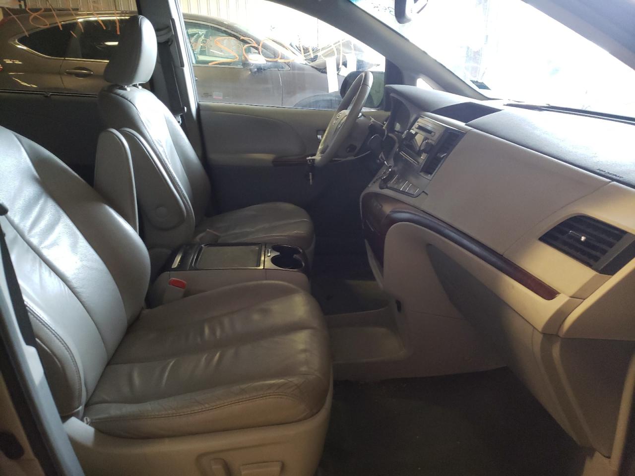 Photo 5 from auction – 2012 TOYOTA SIENNA XLE with VIN 5TDYK3DC4CS189899