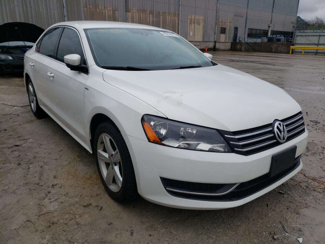 VOLKSWAGEN PASSAT S 2014 with VIN 1VWAS7A33EC035845 - Photo from auction