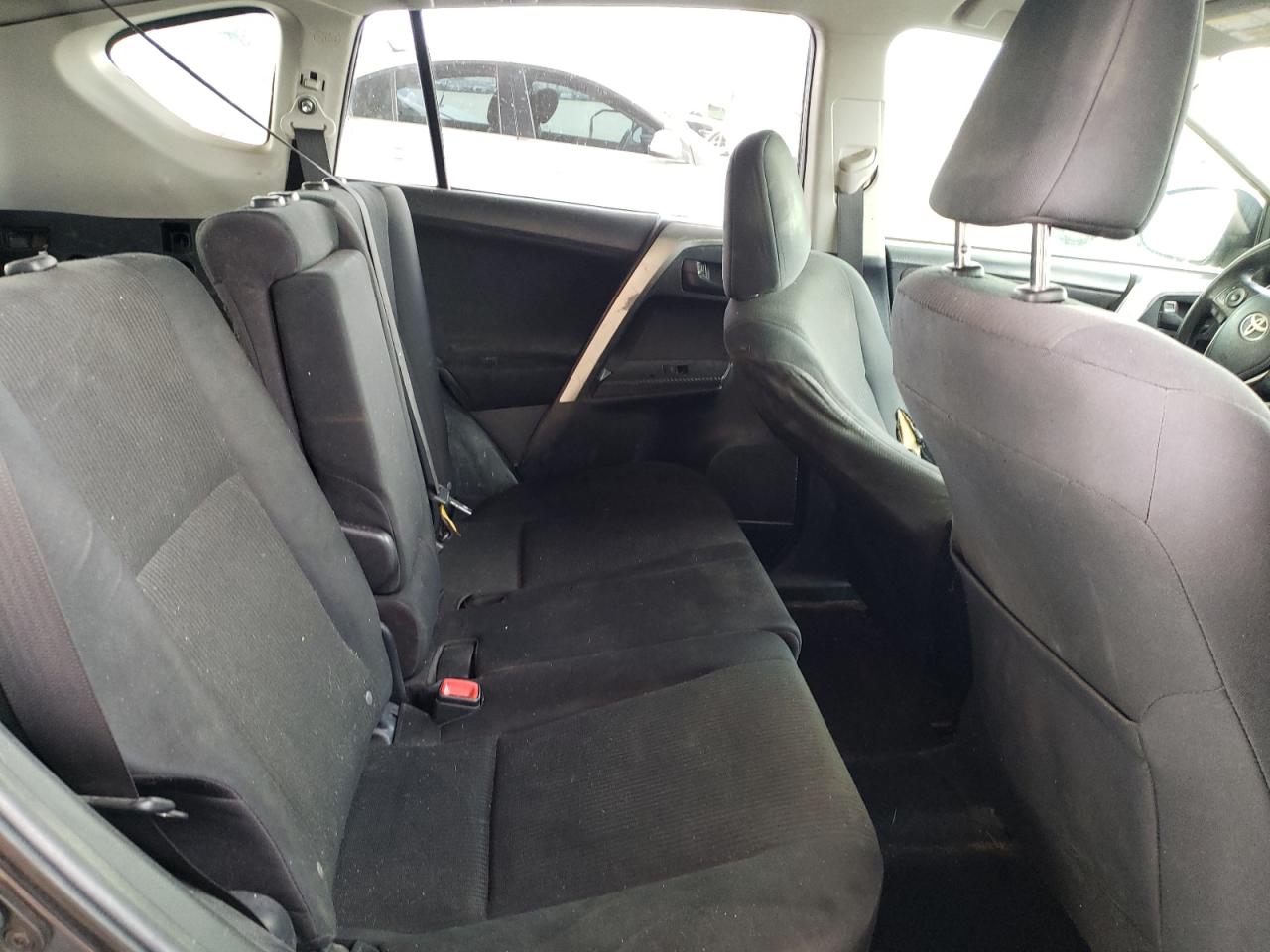 Photo 6 from auction – 2015 TOYOTA RAV4 LE with VIN JTMZFREV1FD080571