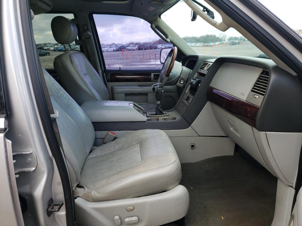 Photo 5 from auction – 2004 LINCOLN NAVIGATOR with VIN 5LMFU27R24LJ39073