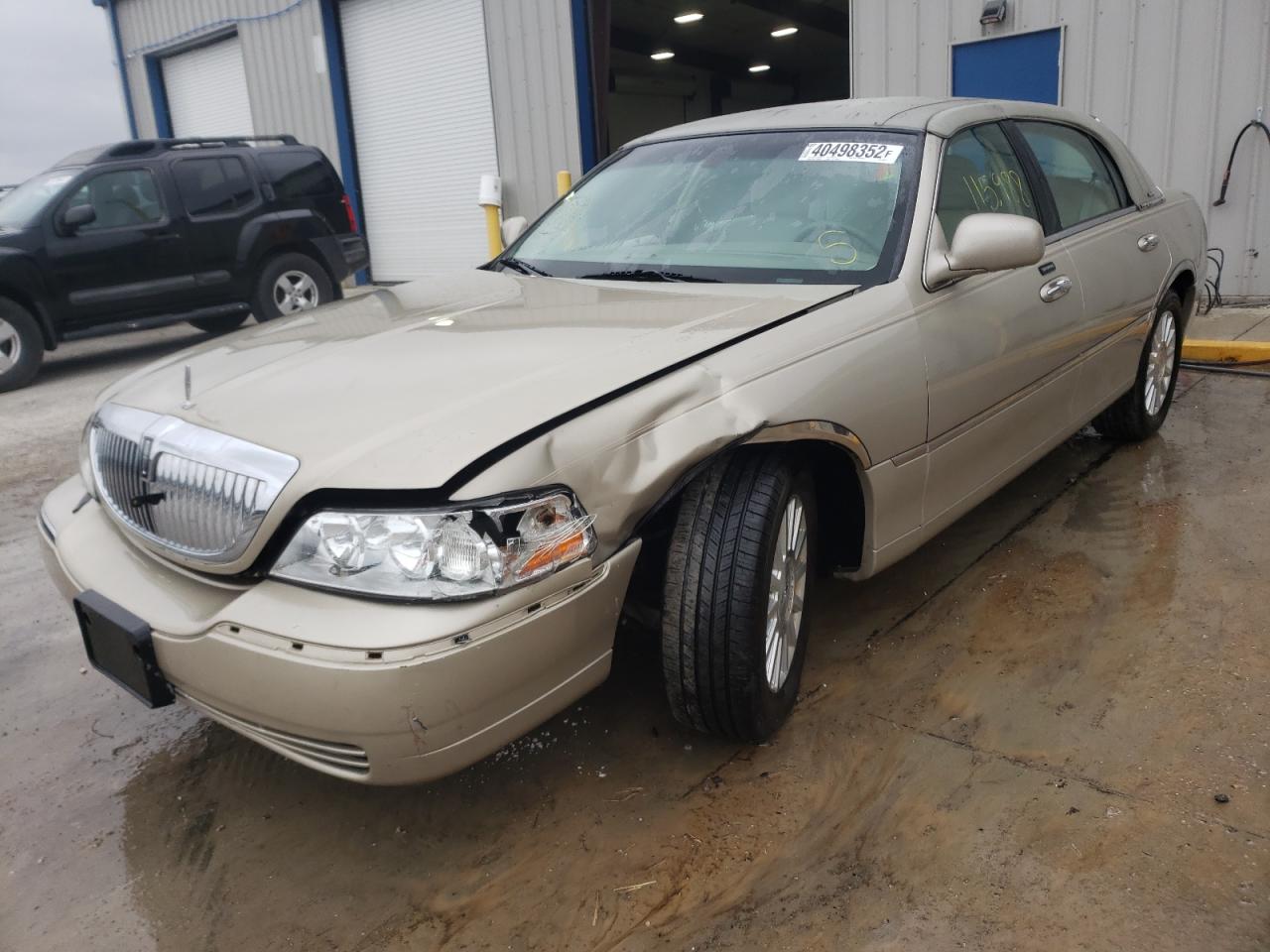 Photo 2 from auction – 2004 LINCOLN TOWN CAR E with VIN 1LNHM81W94Y680430