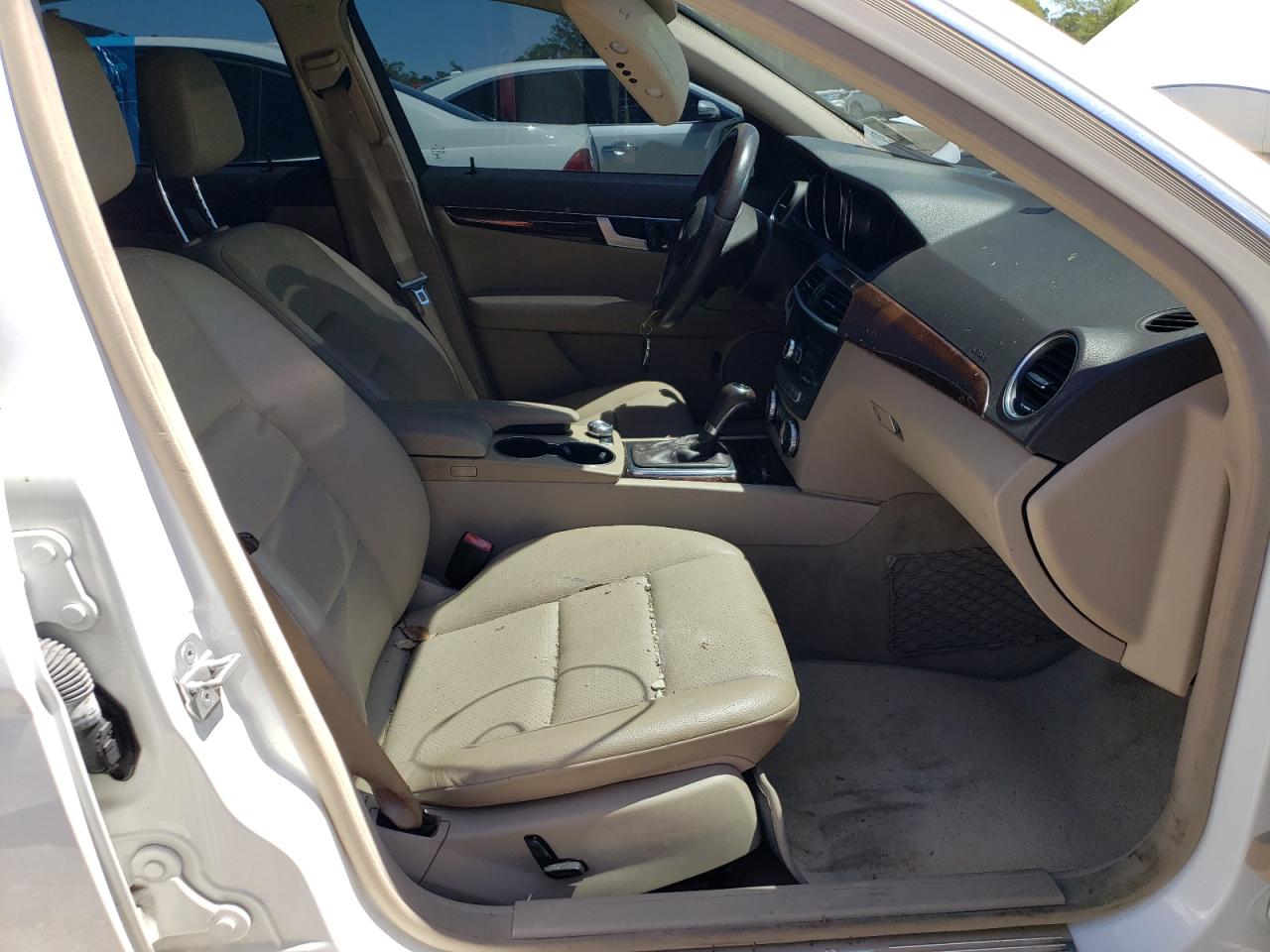 Photo 5 from auction – 2014 MERCEDES-BENZ C 350 with VIN WDDGF5HB2EA948830