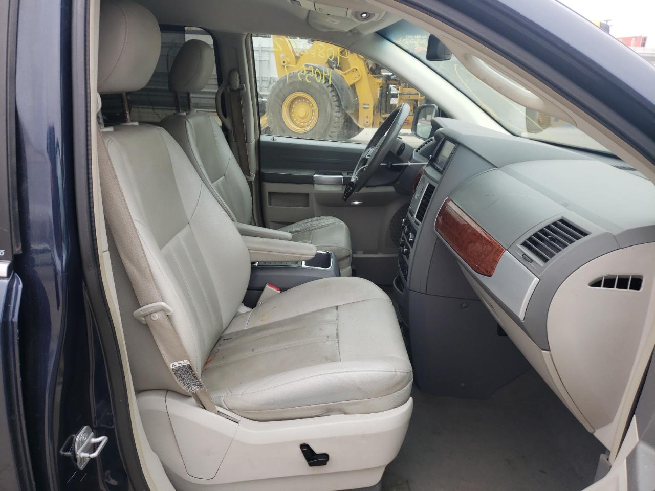 Photo 5 from auction – 2008 CHRYSLER TOWN & COU with VIN 2A8HR54P48R738245