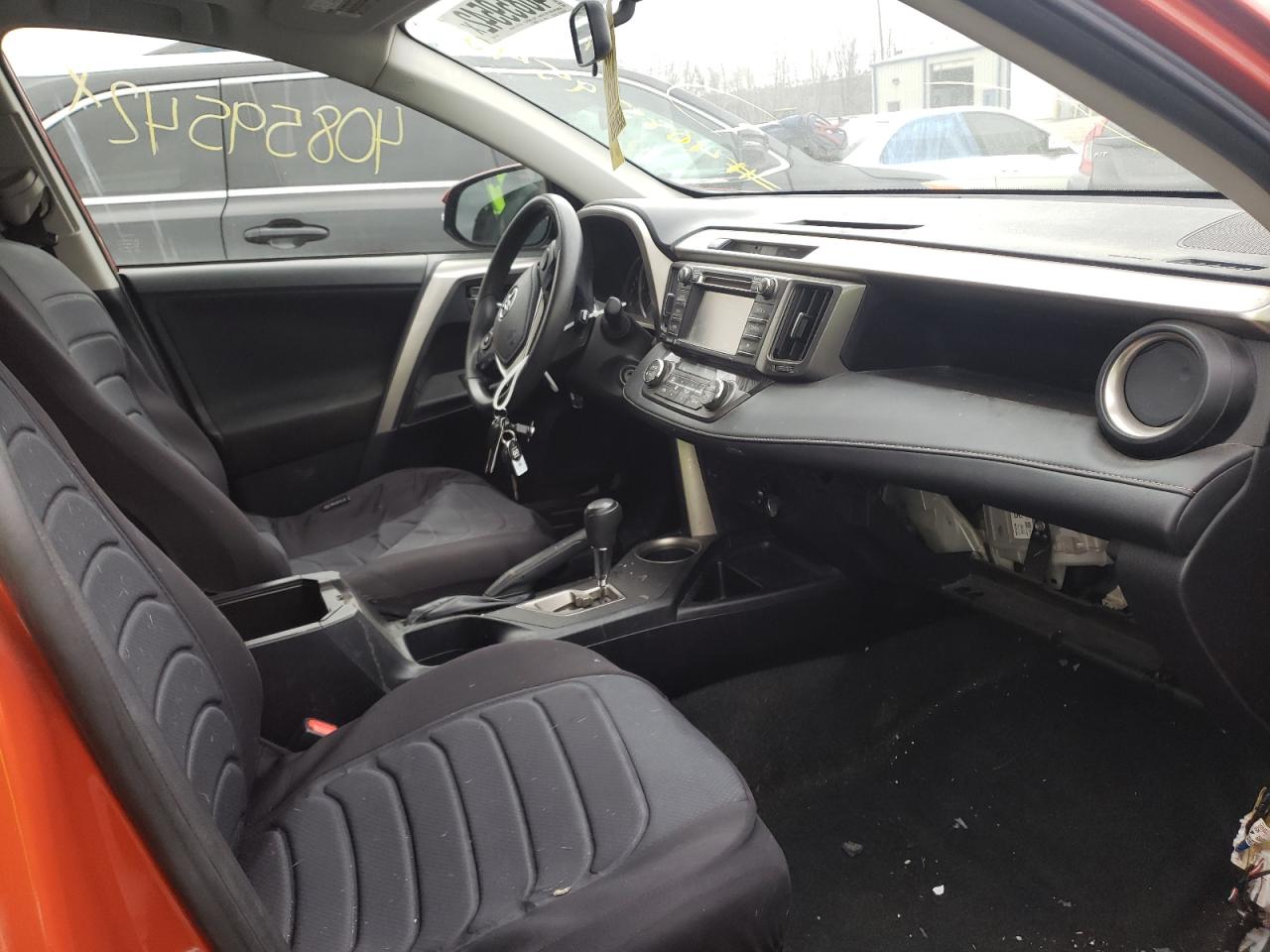 Photo 5 from auction – 2015 TOYOTA RAV4 XLE with VIN JTMRFREV4FD116950