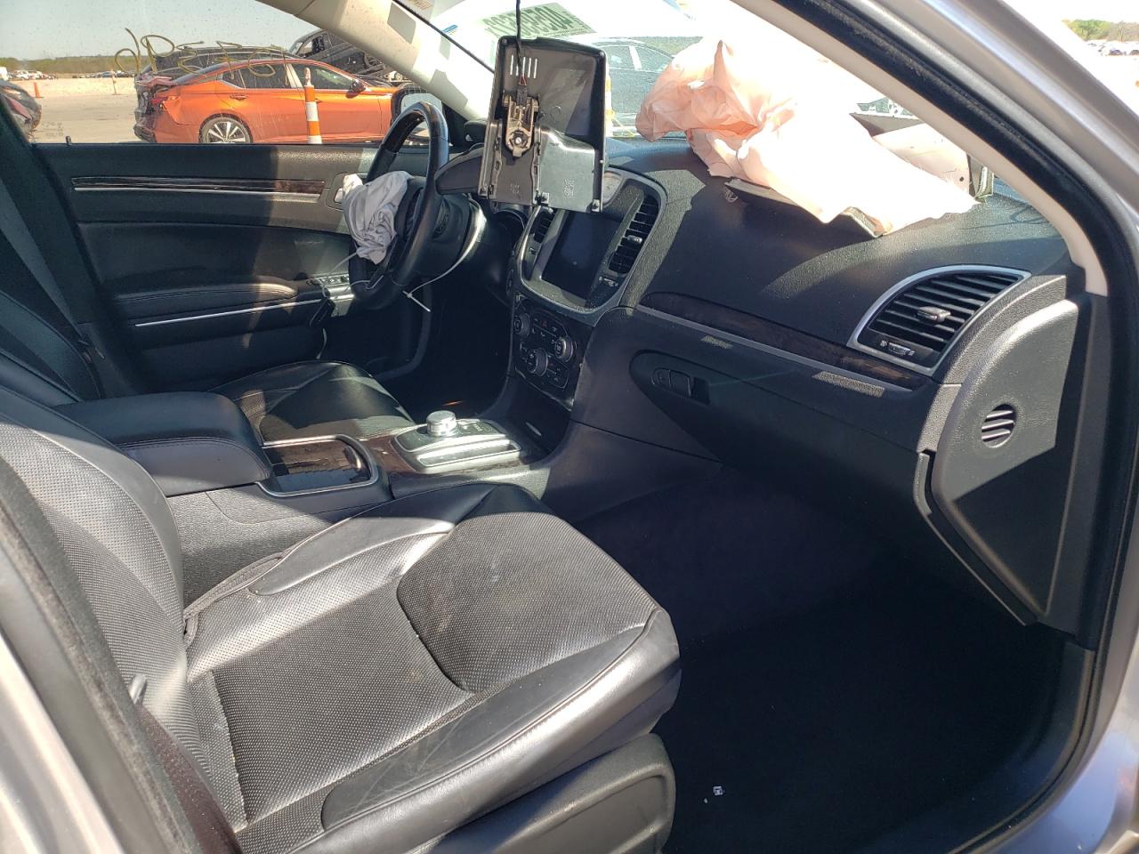 Photo 5 from auction – 2018 CHRYSLER 300 LIMITE with VIN 2C3CCAEG9JH301576