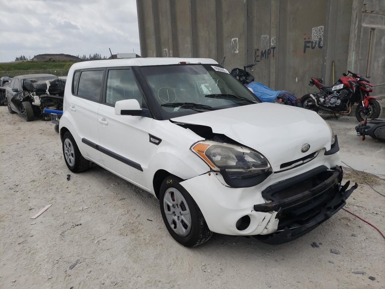 KIA SOUL 2013 مع رقم تعريف المركبة KNDJT2A50D7768348 - صورة من المزاد