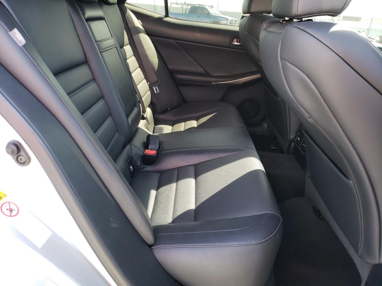 Photo 6 from auction – 2016 LEXUS IS 200T with VIN JTHBA1D27G5023147