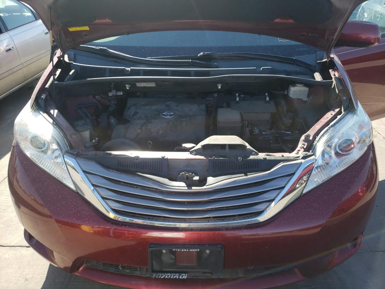 Photo 7 from auction – 2011 TOYOTA SIENNA XLE with VIN 5TDYK3DCXBS134887