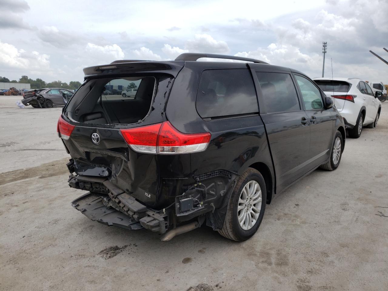 Photo 4 from auction – 2014 TOYOTA SIENNA XLE with VIN 5TDYK3DC4ES512366