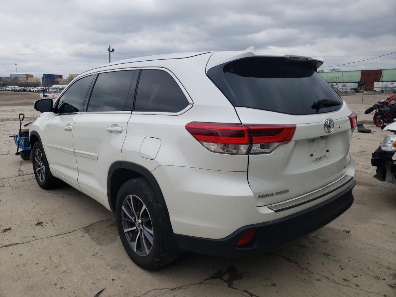 Photo 3 from auction – 2018 TOYOTA HIGHLANDER with VIN 5TDJZRFH7JS849293