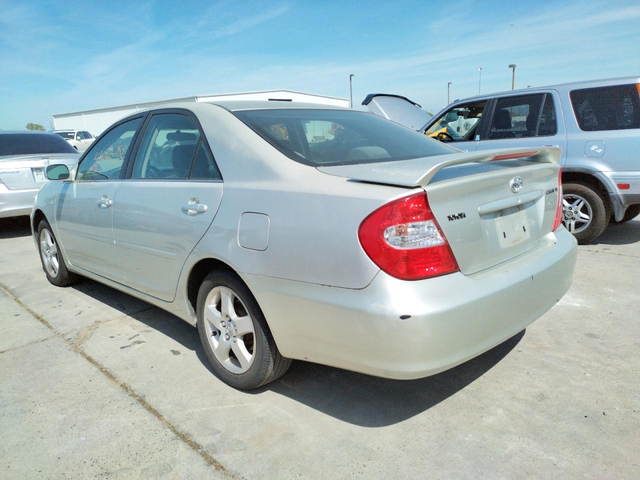 Photo 3 from auction – 2002 TOYOTA CAMRY LE with VIN JTDBE30K020051613