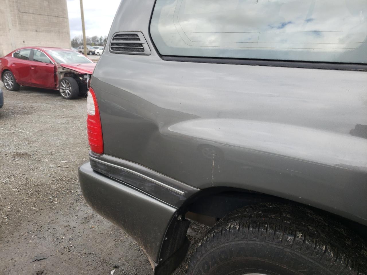 Photo 9 from auction – 2002 LEXUS LX 470 with VIN JTJHT00W023516825