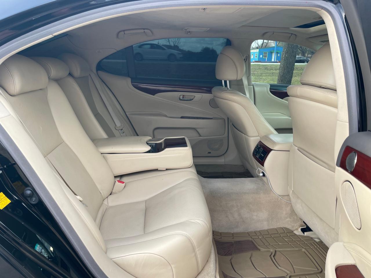 Photo 6 from auction – 2011 LEXUS LS 460L with VIN JTHGL5EF0B5044312