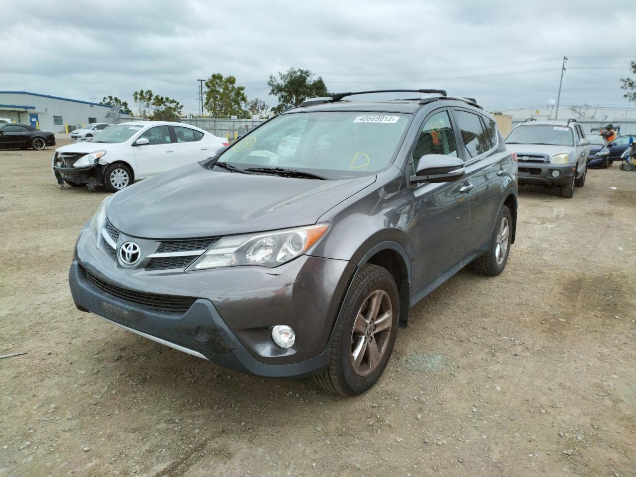 Photo 2 from auction – 2015 TOYOTA RAV4 XLE with VIN 2T3RFREV4FW241501