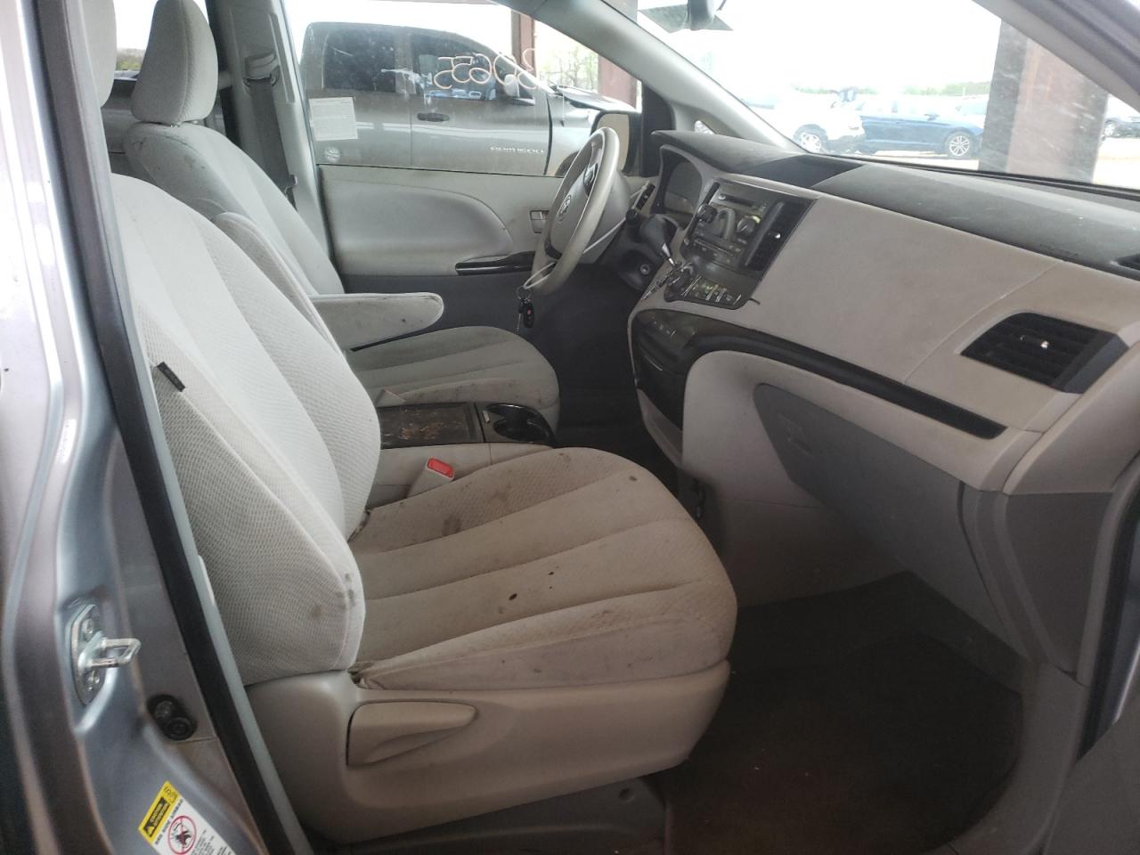 Photo 5 from auction – 2014 TOYOTA SIENNA LE with VIN 5TDKK3DC1ES443013