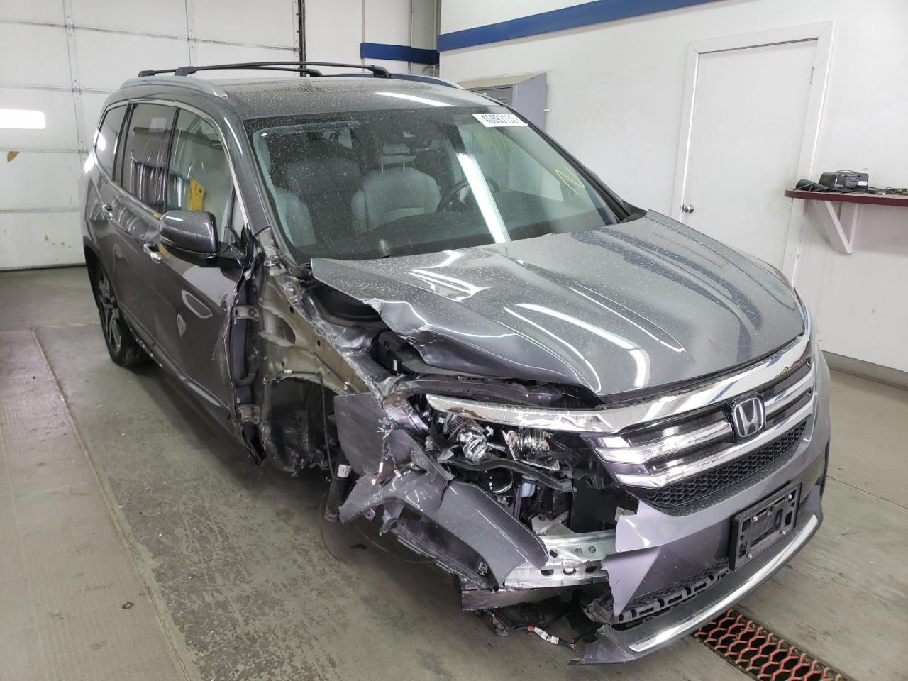 HONDA PILOT ELIT 2016 with VIN 5FNYF6H06GB044010 - Photo from auction