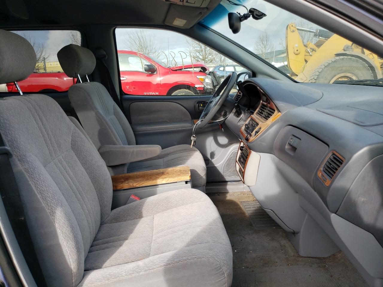 Photo 5 from auction – 2001 TOYOTA SIENNA CE with VIN 4T3ZF19C71U356239