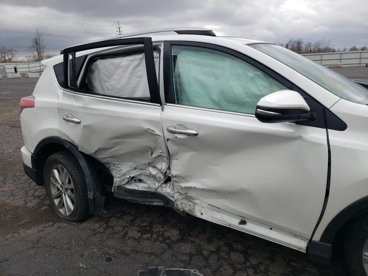 Photo 9 from auction – 2017 TOYOTA RAV4 LIMIT with VIN 2T3DFREV9HW561815