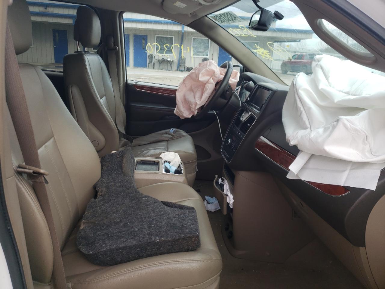 Photo 5 from auction – 2014 CHRYSLER TOWN & COU with VIN 2C4RC1BGXER440366
