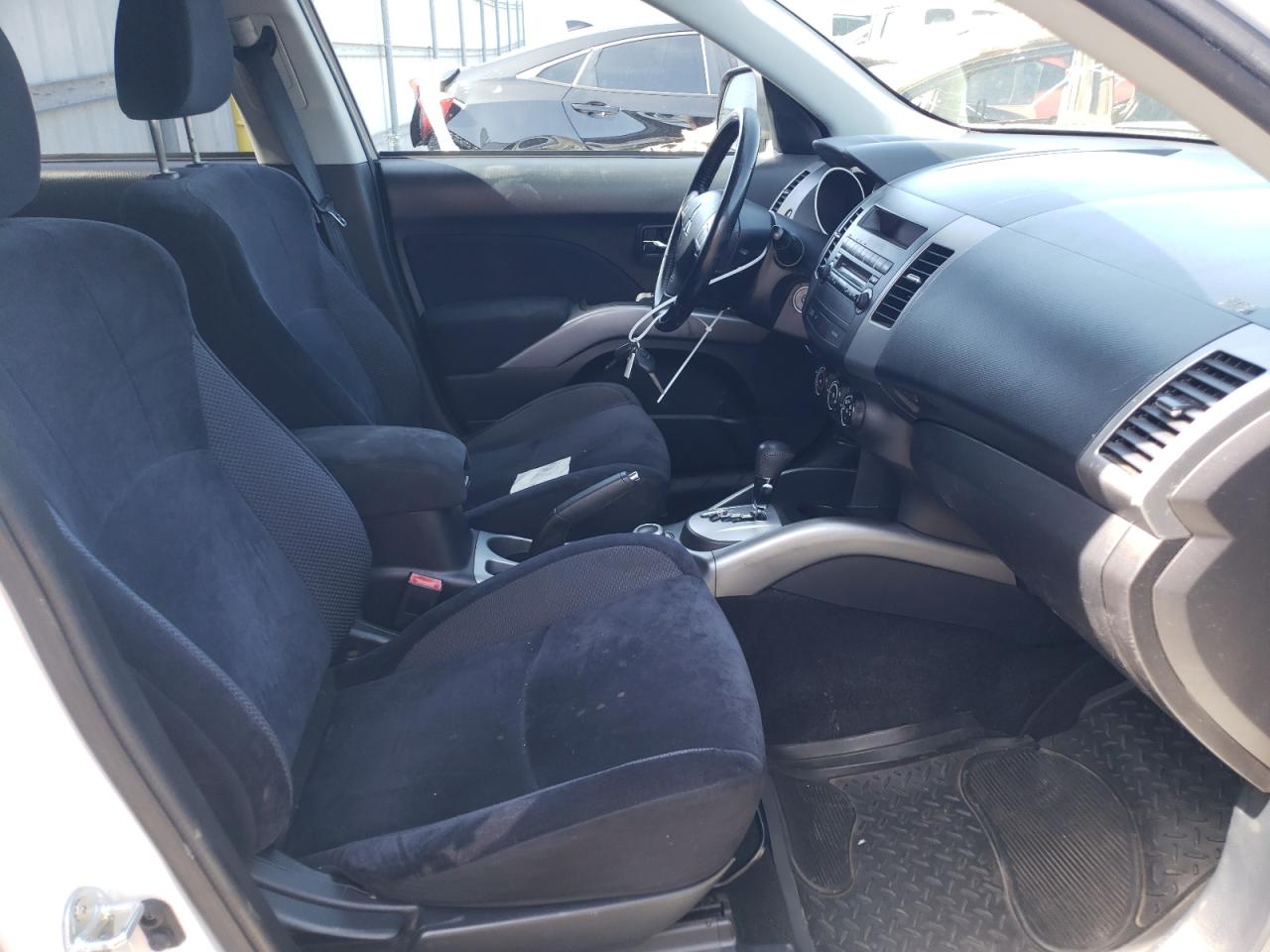 Photo 5 from auction – 2010 MITSUBISHI OUTLANDER with VIN JA4AT2AW7AZ013006