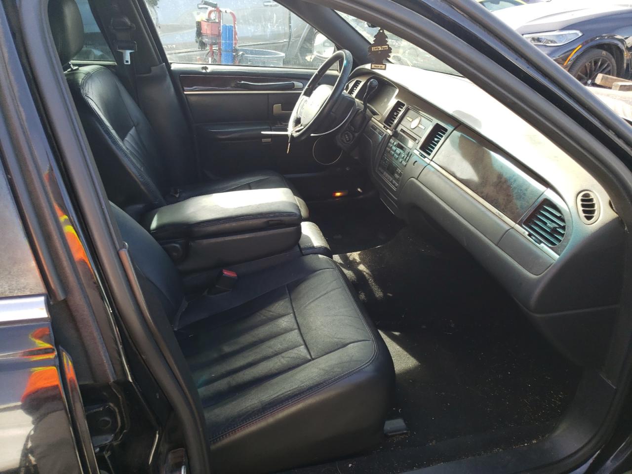 Photo 5 from auction – 2007 LINCOLN TOWN CAR E with VIN 1LNHM84W47Y633189