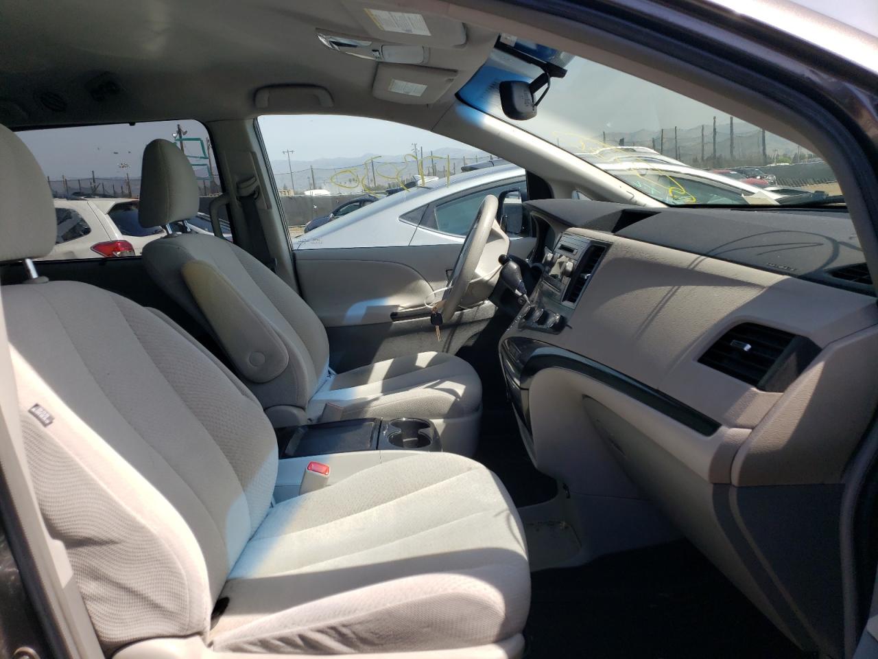 Photo 5 from auction – 2011 TOYOTA SIENNA LE with VIN 5TDKK3DC4BS074174