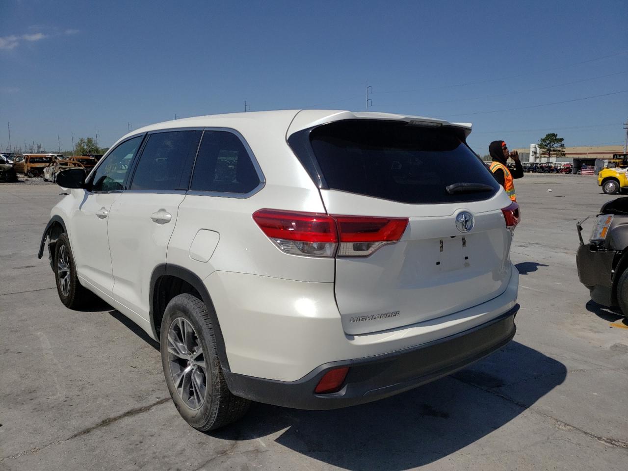 Photo 3 from auction – 2018 TOYOTA HIGHLANDER with VIN 5TDZZRFH6JS252137