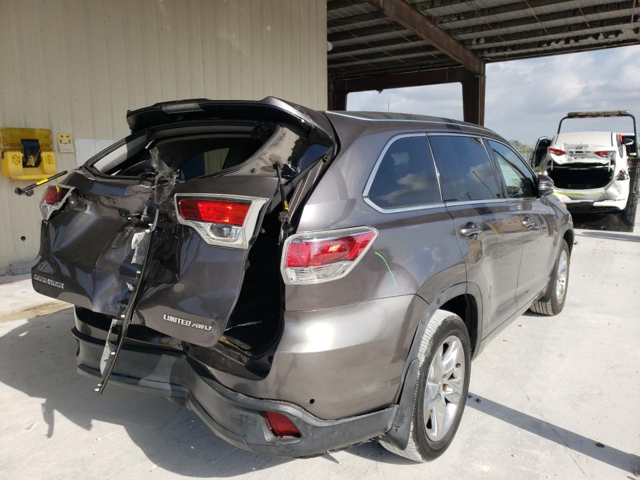 Photo 4 from auction – 2015 TOYOTA HIGHLANDER with VIN 5TDDKRFH7FS212316