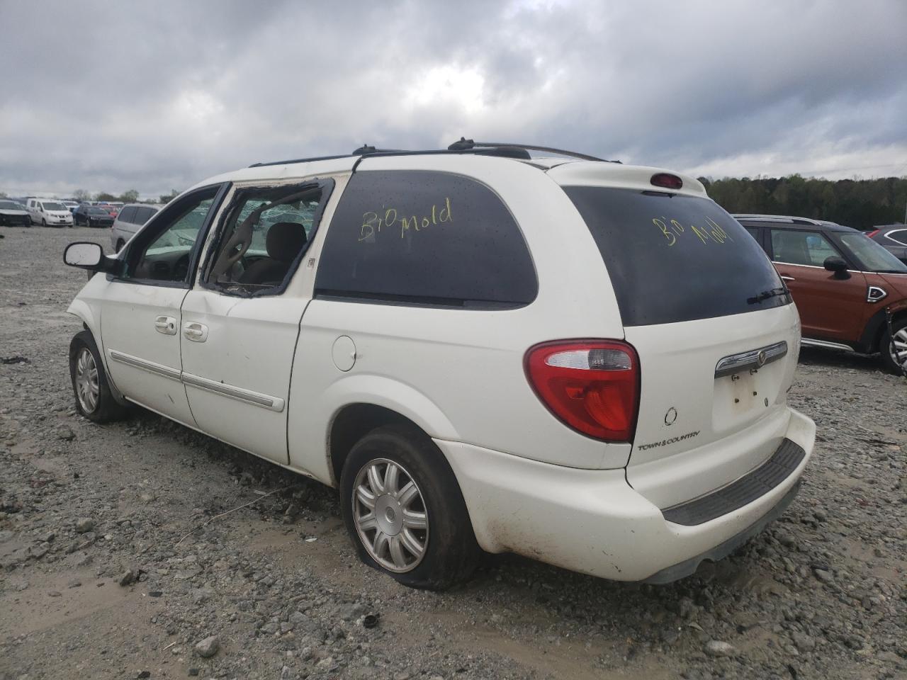 Photo 3 from auction – 2005 CHRYSLER TOWN & COU with VIN 2C4GP54L65R600496