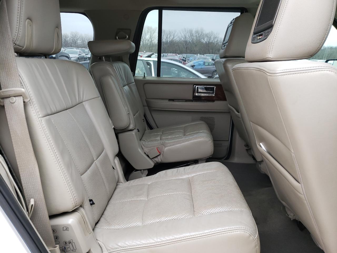 Photo 6 from auction – 2012 LINCOLN NAVIGATOR with VIN 5LMJJ2H54CEL04185