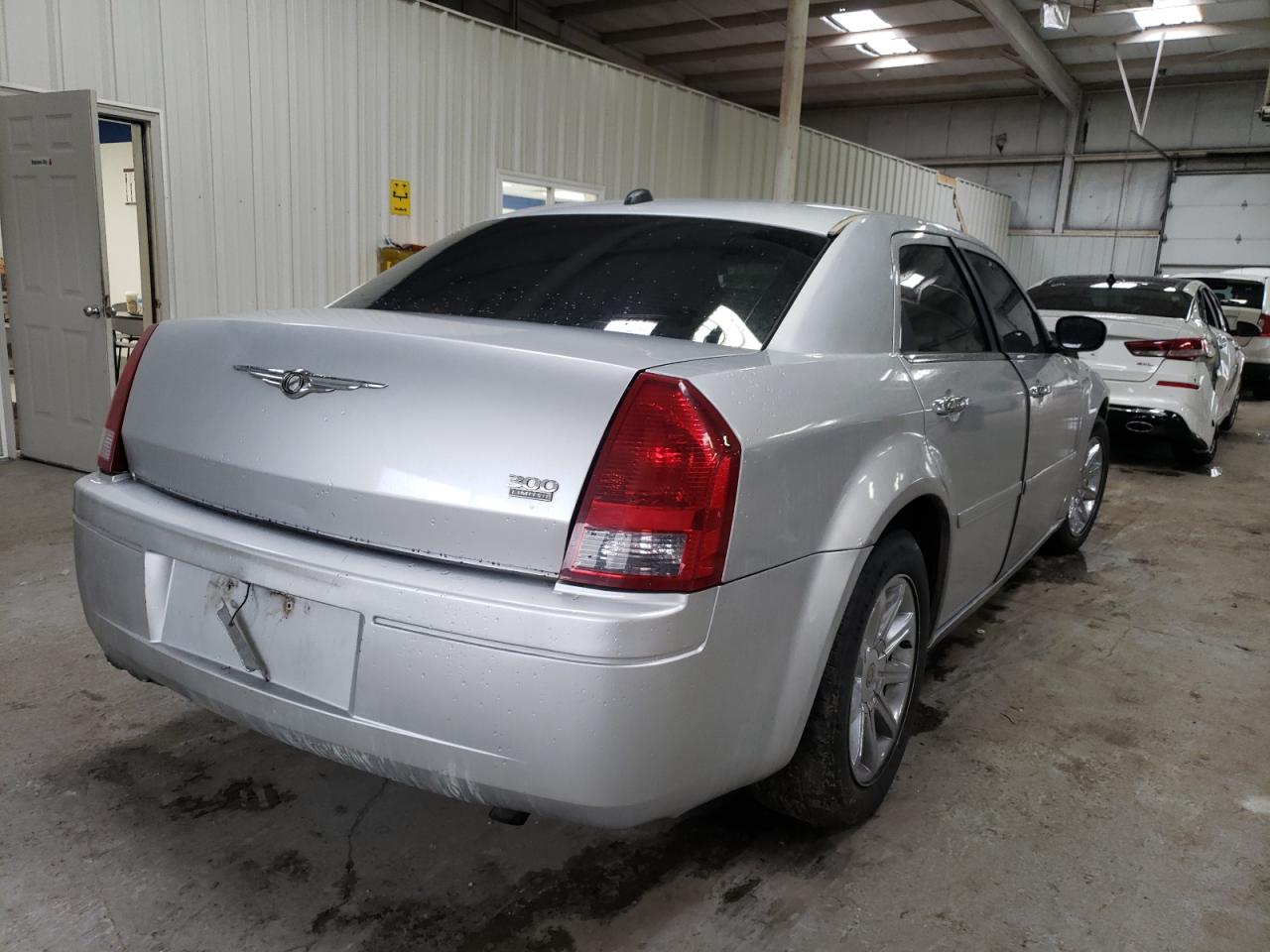 Photo 4 from auction – 2005 CHRYSLER 300 TOURIN with VIN 2C3AA53G35H180198