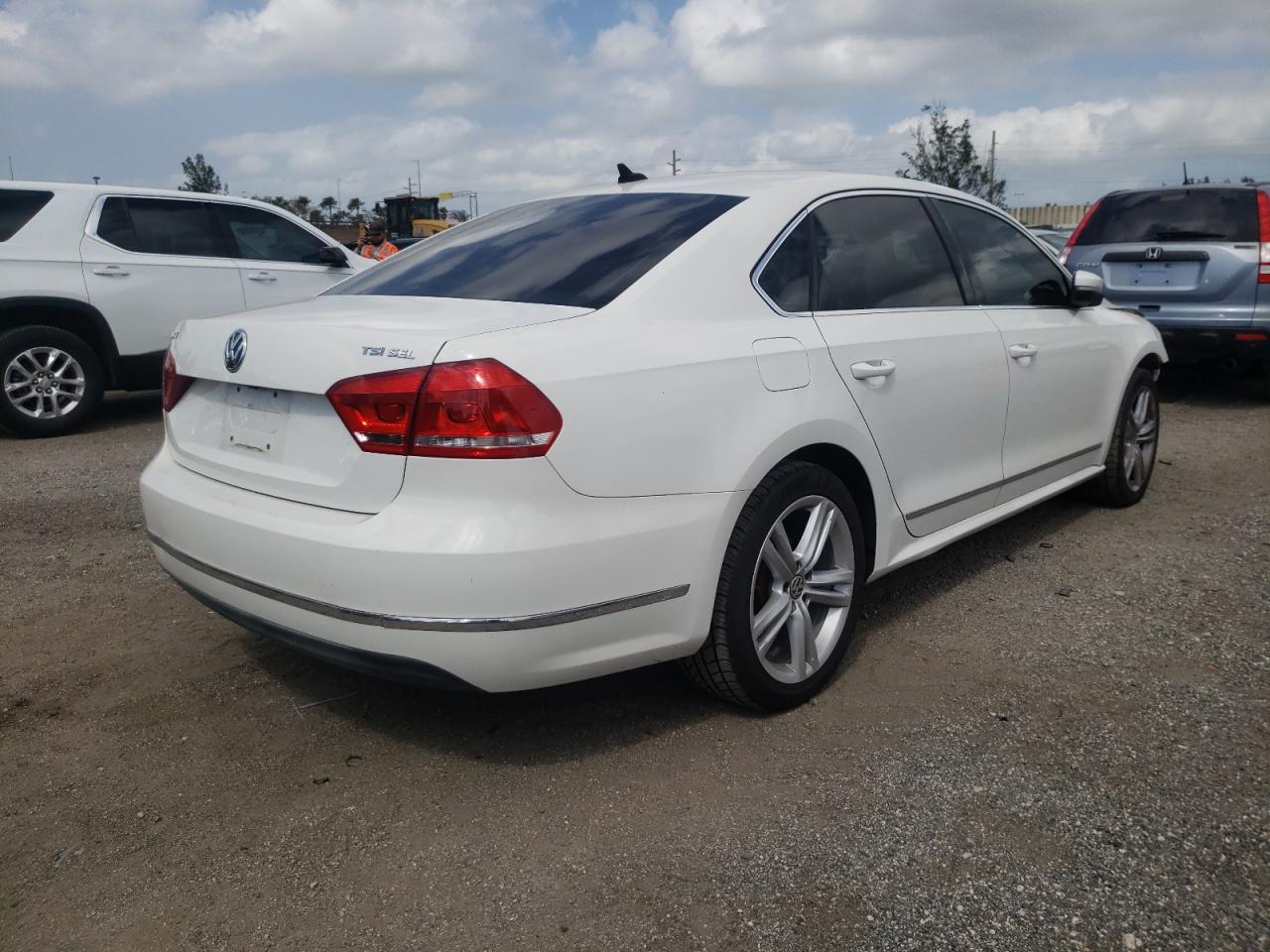 Photo 4 from auction – 2015 VOLKSWAGEN PASSAT SEL with VIN 1VWCS7A35FC024601
