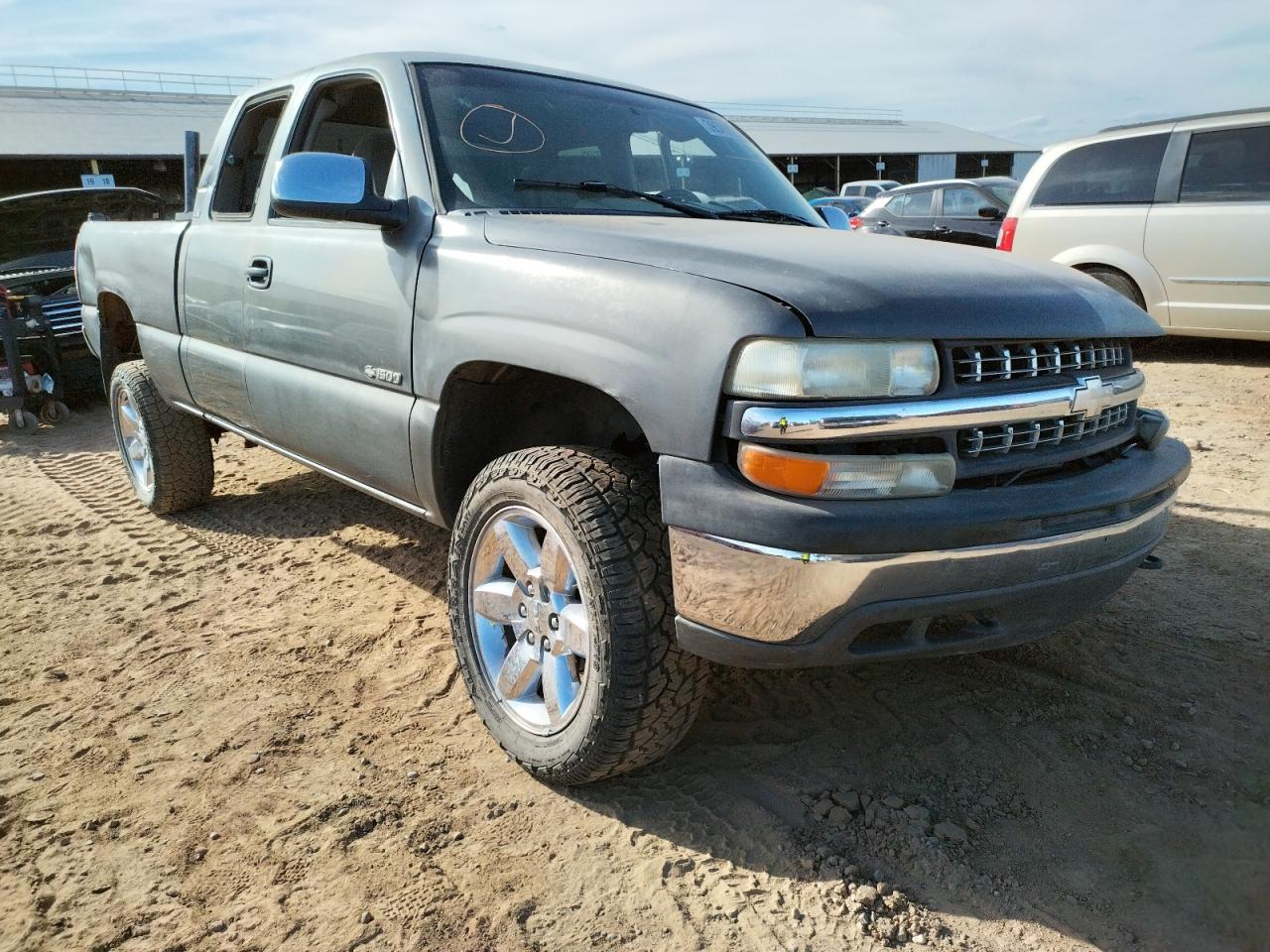 CHEVROLET SILVERADO 2000 with VIN 1GCEK19V8YE264277 - Photo from auction