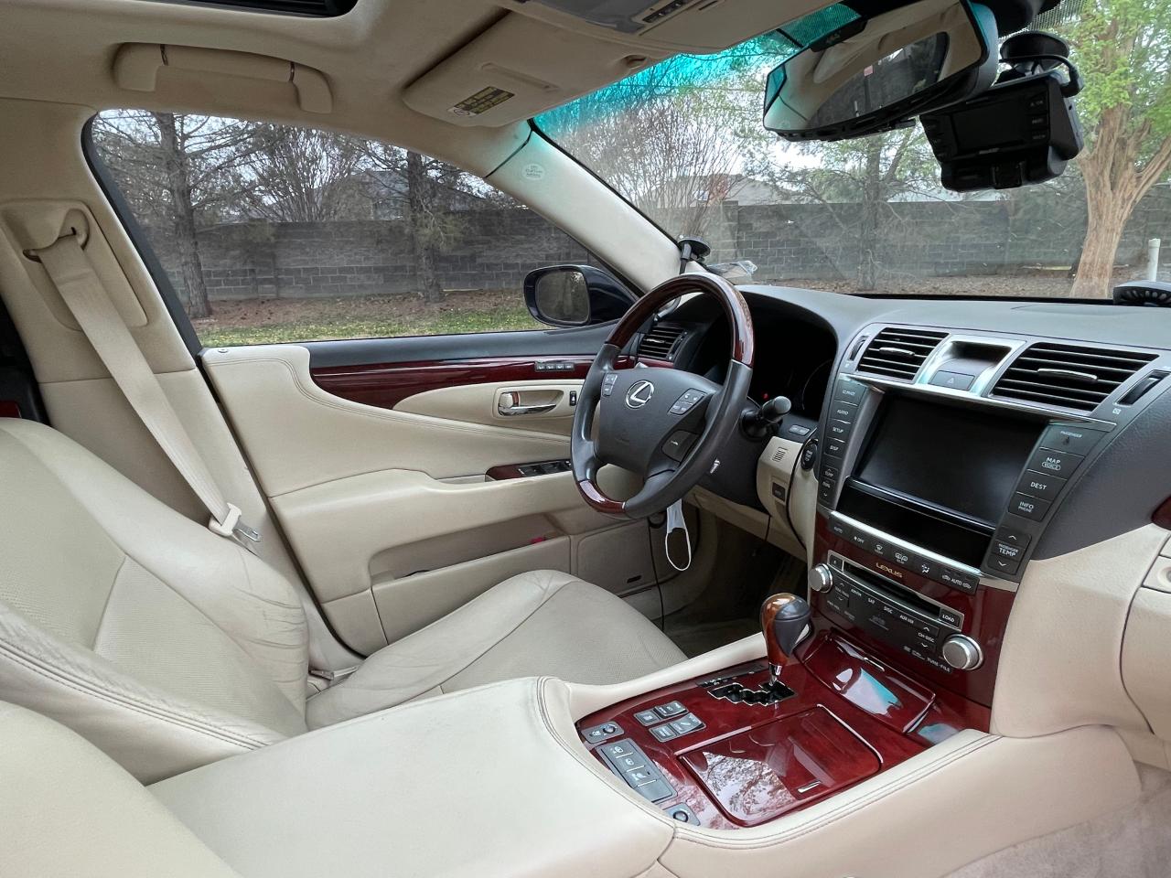 Photo 9 from auction – 2011 LEXUS LS 460L with VIN JTHGL5EF0B5044312