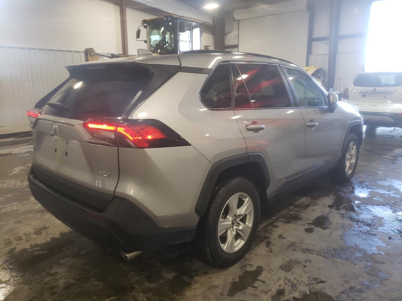 Photo 4 from auction – 2021 TOYOTA RAV4 XLE with VIN 2T3W1RFVXMC091361