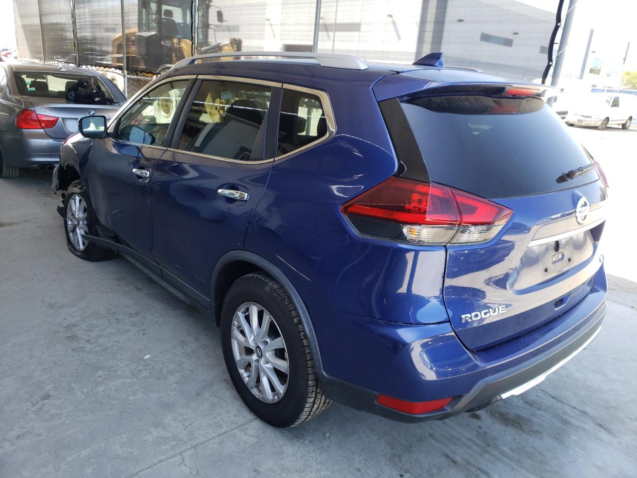 Photo 3 from auction – 2018 NISSAN ROGUE S with VIN KNMAT2MT6JP508199