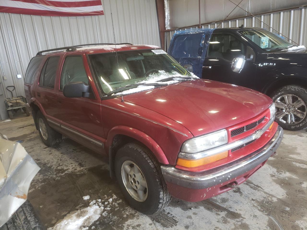 CHEVROLET BLAZER 2000 with VIN 1GNDT13W1Y2160703 - Photo from auction