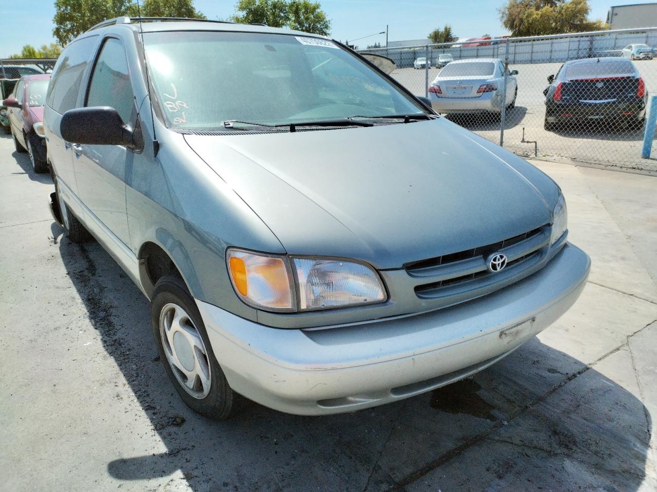 TOYOTA SIENNA LE 2000 with VIN 4T3ZF13C2YU257783 - Photo from auction