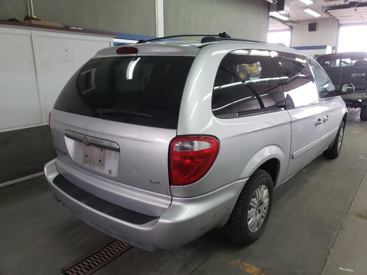 Photo 4 from auction – 2006 CHRYSLER TOWN & COU with VIN 2A4GP44R66R705663