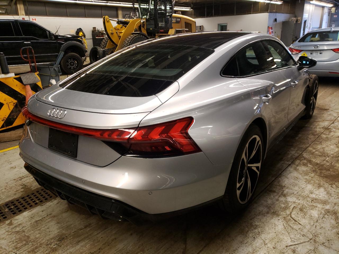 Photo 4 from auction – 2022 AUDI E-TRON GT with VIN WAUCJBFW1N7001526