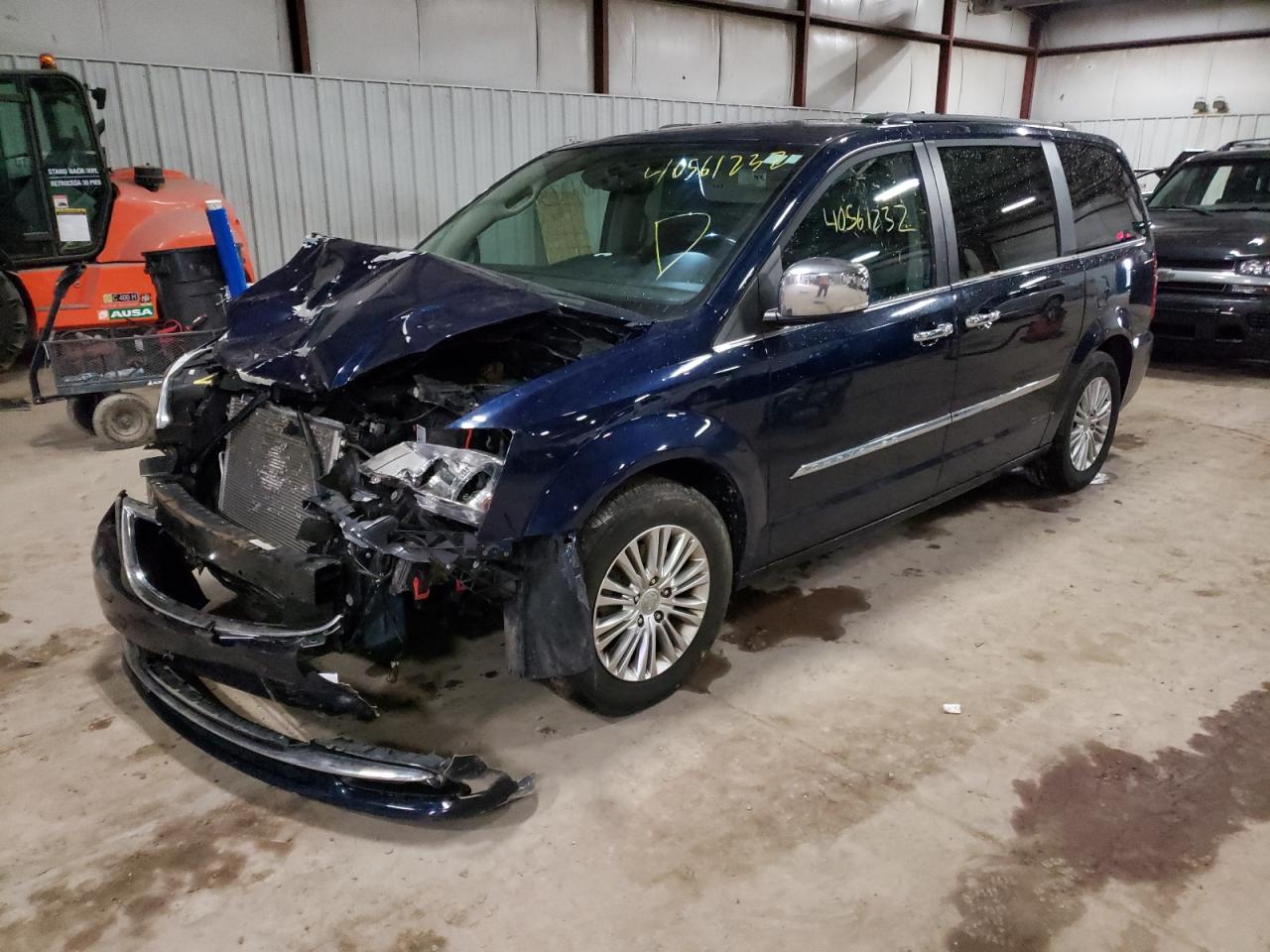 Photo 2 from auction – 2015 CHRYSLER TOWN & COU with VIN 2C4RC1CG0FR578627