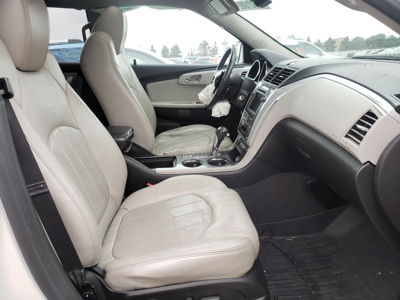 Photo 5 from auction – 2011 CHEVROLET TRAVERSE L with VIN 1GNKVLED7BJ302655