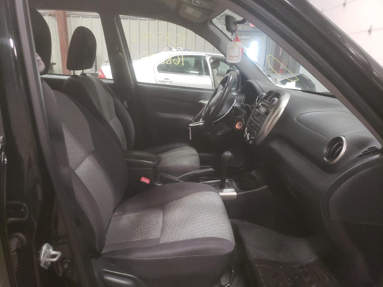 Photo 5 from auction – 2005 TOYOTA RAV4 with VIN JTEHD20V150038984