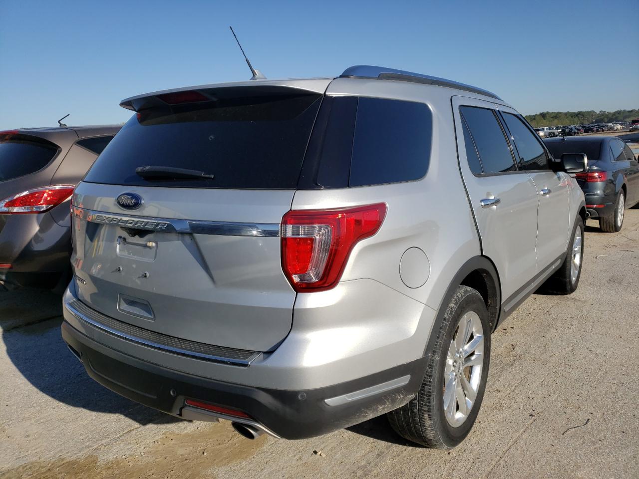 Photo 4 from auction – 2018 FORD EXPLORER L with VIN 1FM5K7F81JGB88277