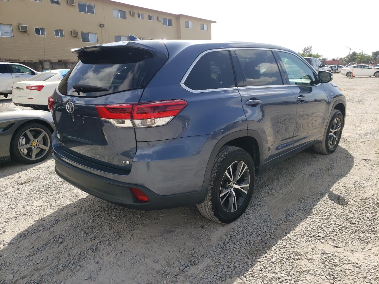 Photo 4 from auction – 2017 TOYOTA HIGHLANDER with VIN 5TDZZRFHXHS211553