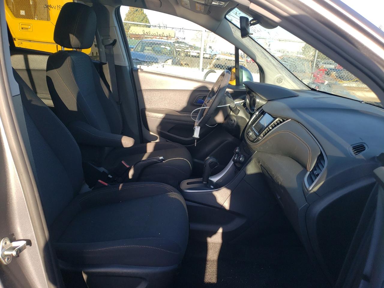 Photo 5 from auction – 2020 CHEVROLET TRAX LS with VIN 3GNCJKSB4LL176858
